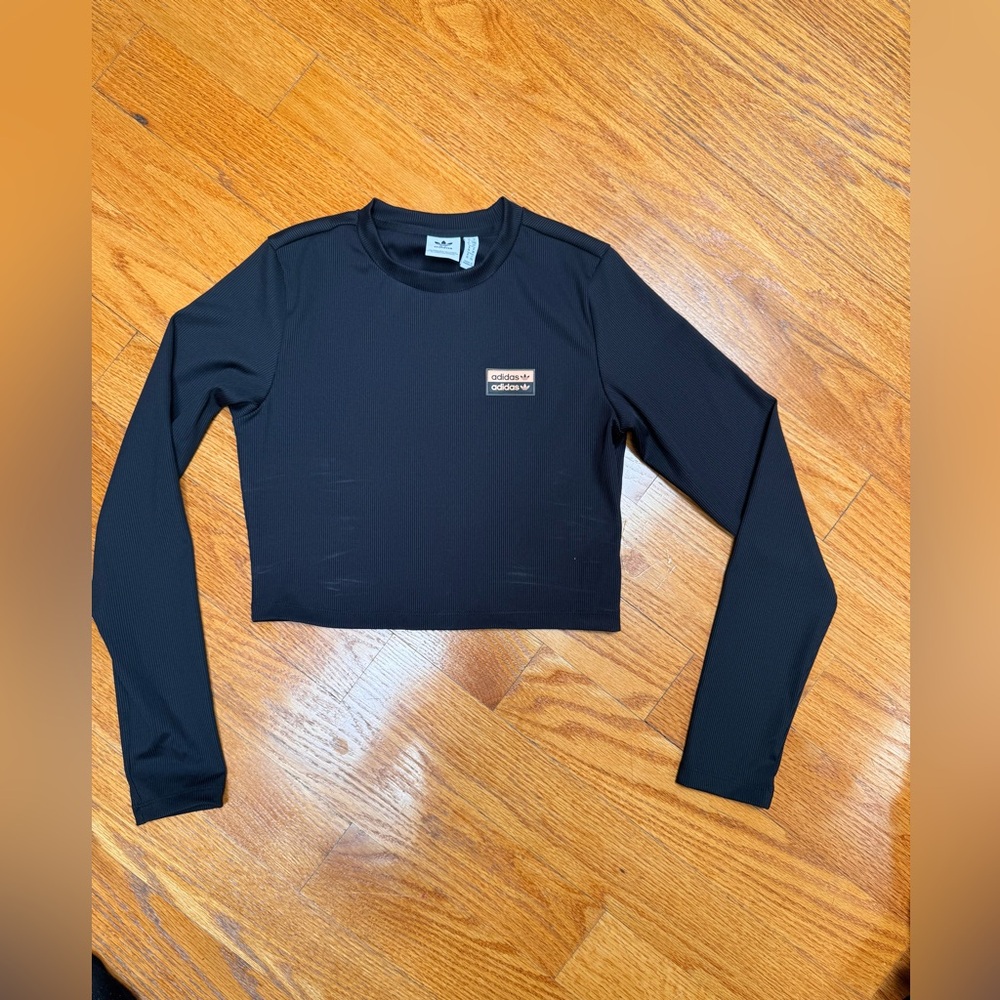 🌸adidas women Black Ribbed Crew Neck Patch Logo Top